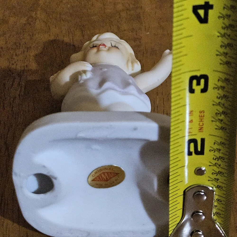 Rare Vintage Artmark Girl Holding Flowers and Waving Figurine
